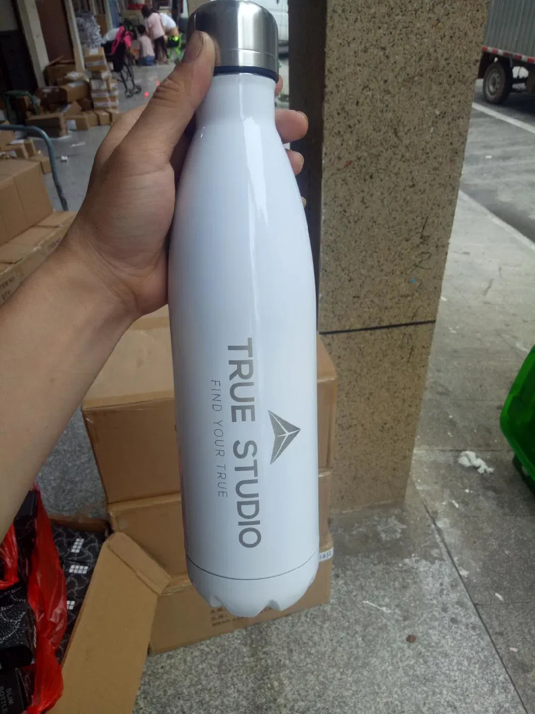 Wholesale Single Wall 750ml 304 Stainless Steel Cola Shaped Sports Water Bottle